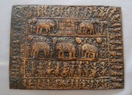 Antikes, indisches Relief aus Bronze mit vielen Figuren