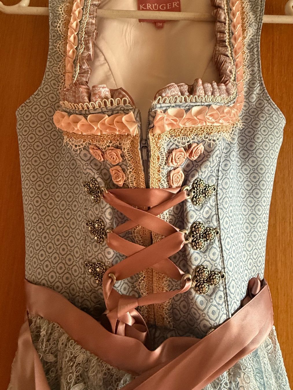 Krüger Kleider: Dirndl von Krüger madl – Gebraucht aus Oberwil-Lieli von Laeber 4
