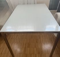 Tisch mit Glasplatte und Metallgestell 135x85x75 guter Zusta