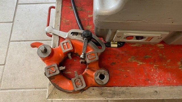 Tutte le macchine: Filière électrique Berg & Schmid – Usato da Les Acacias venduto da orangeplomberie 1