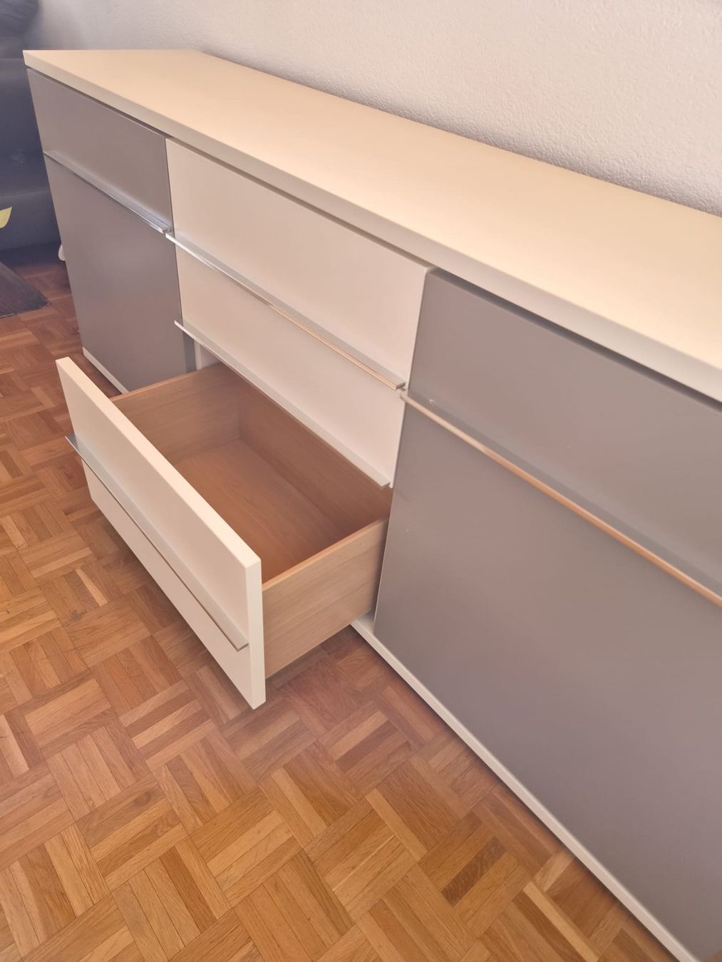 Cassettiere: Sideboard Weiss mit Soft Graue Türen – Usato da Oensingen venduto da Chovl69 3
