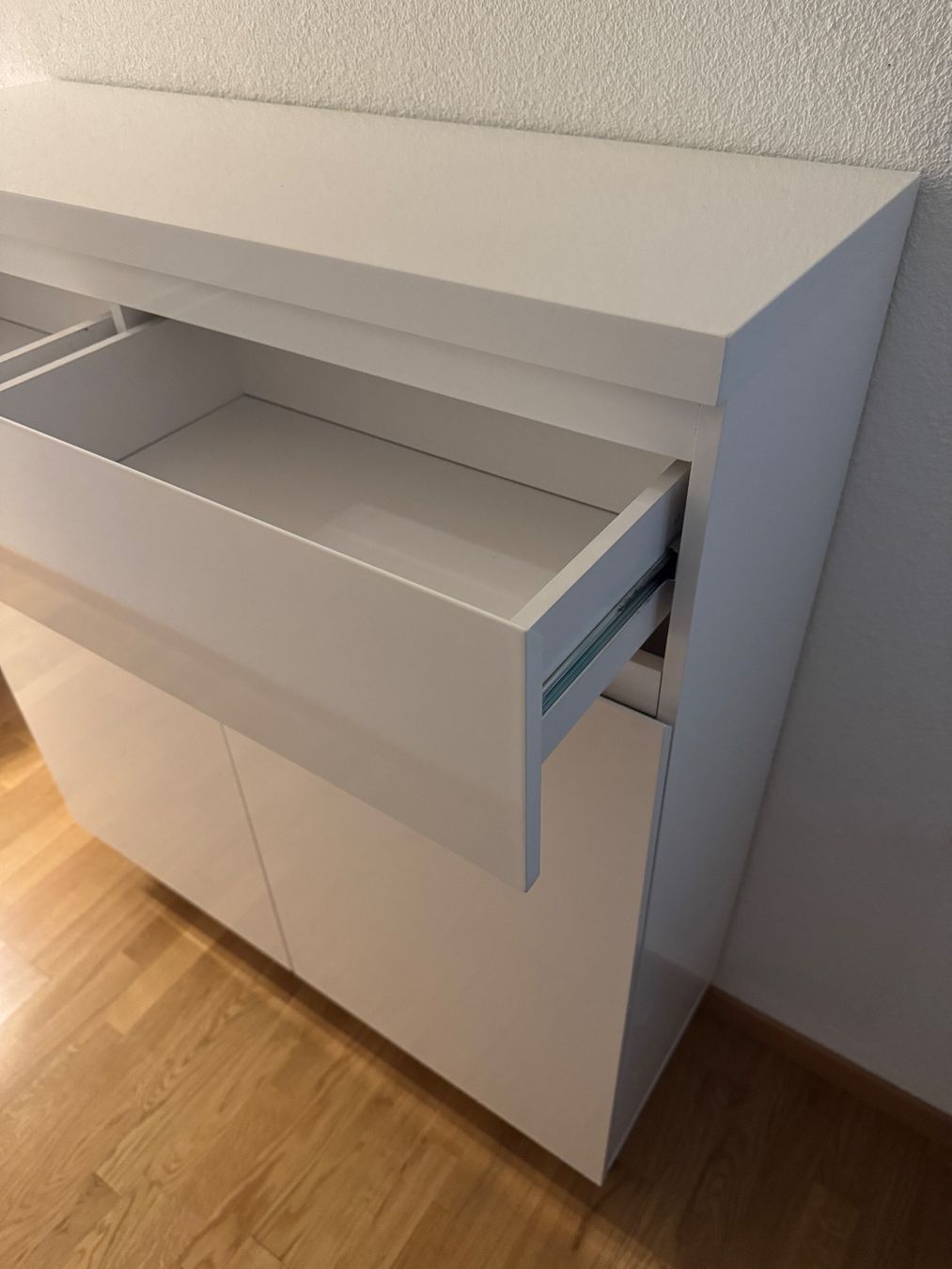 Cassettiere: Kommode / Schuhschrank hochglanz weiss – Usato da Zürich venduto da bytsan 2
