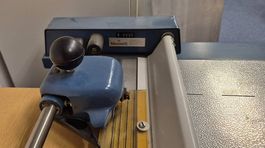 Papierschneidemaschine / Rollenschneidemaschine