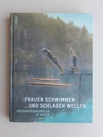 Frauen schwimmen ... und schlagen Wellen