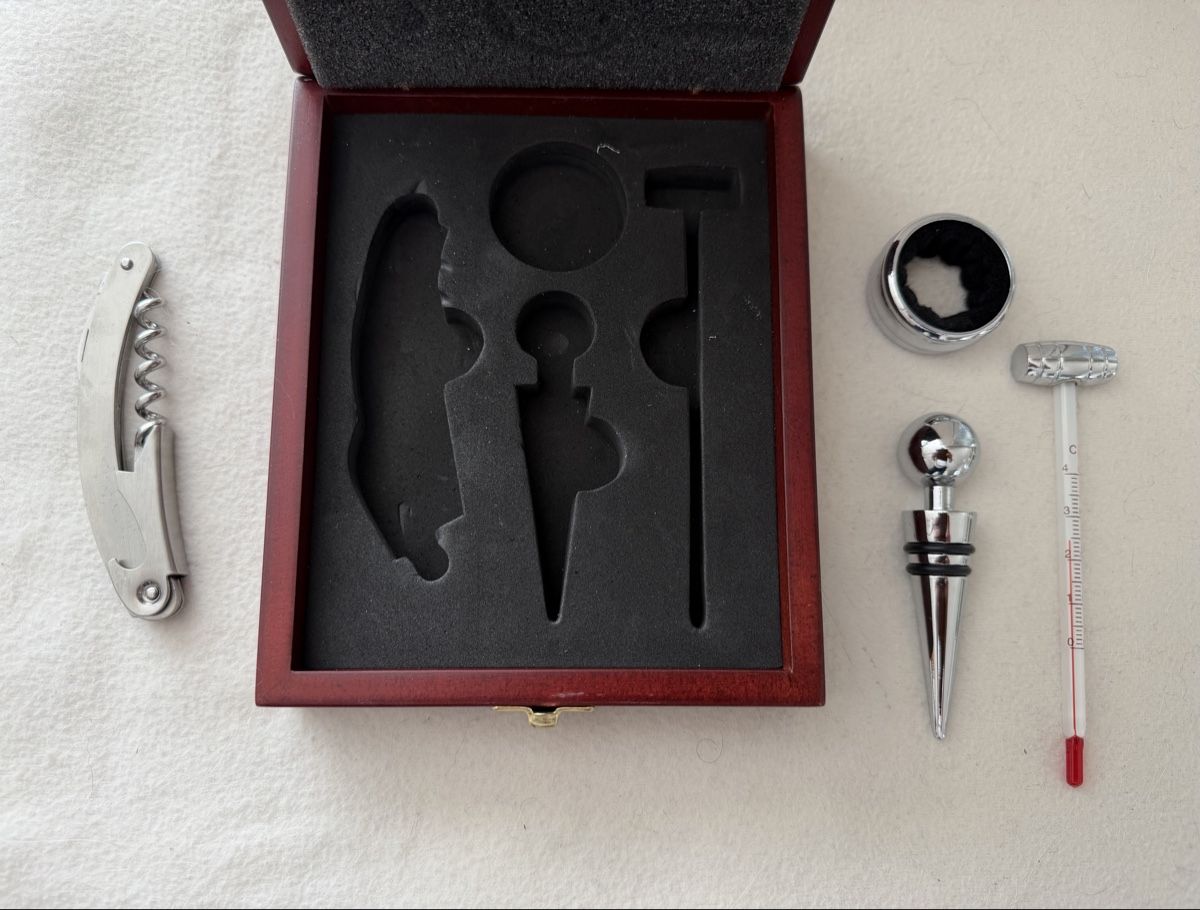 Apribottiglie & Tappi per chiusura: Edles Wein-Set im Holzkasten – Nuovo (secondo la descrizione) da Oetwil a.d. Limmat venduto da Koha64 2