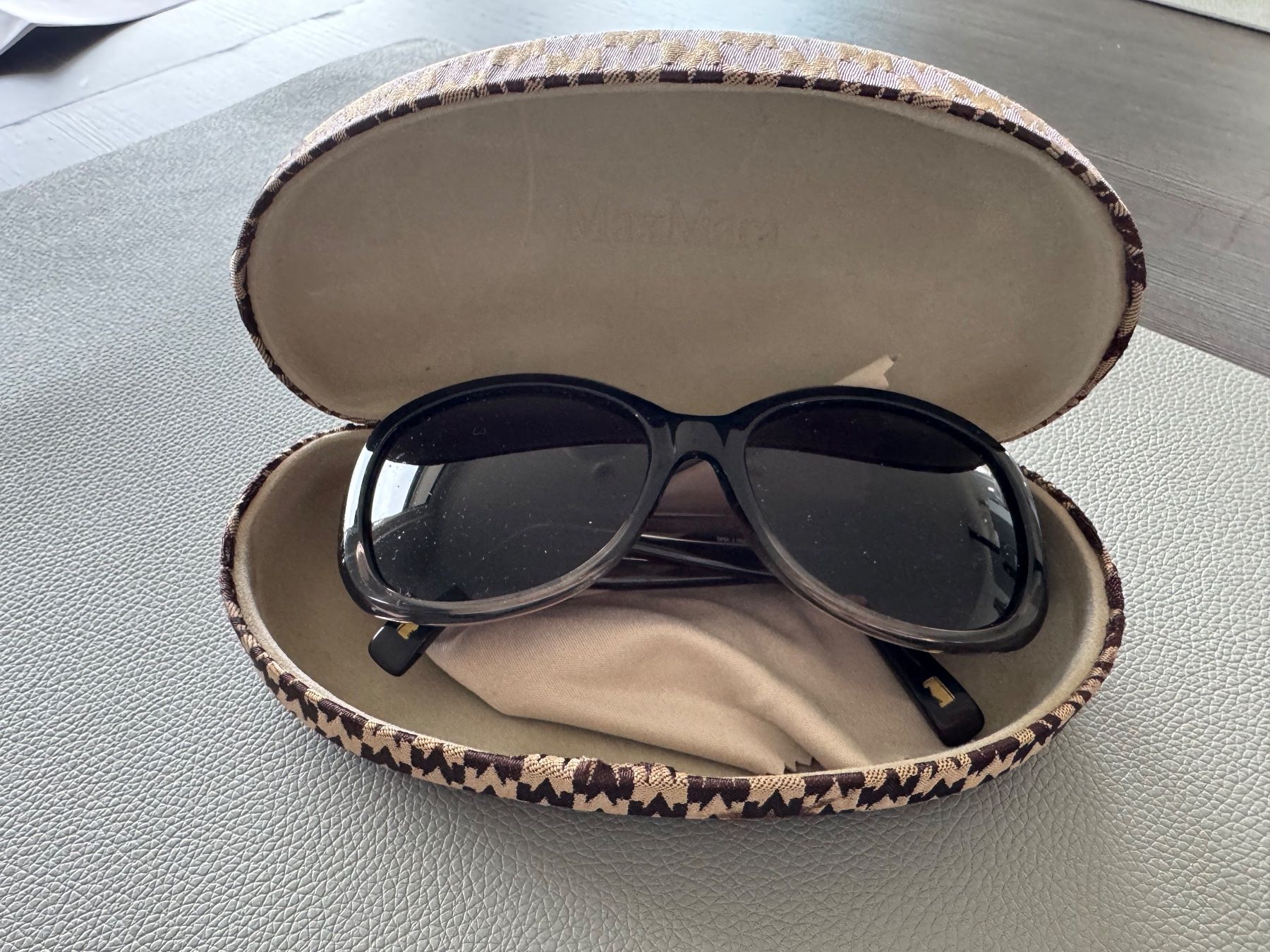 Max Mara Brillen & Gläser: Sonnenbrille Max Mara Black Classic - Super Sommer-Access... – Gebraucht aus Pfäffikon ZH von Bibi0204