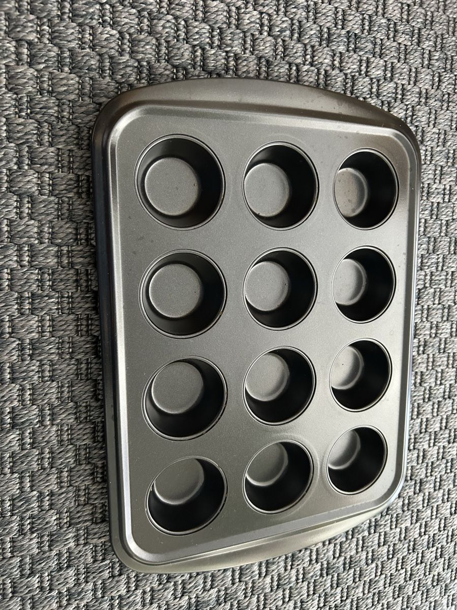 Backformen: Muffin Tin 12 Cup Baking Pan Metal Household Kitchenware – Gebraucht aus Zürich von mar_d7zz