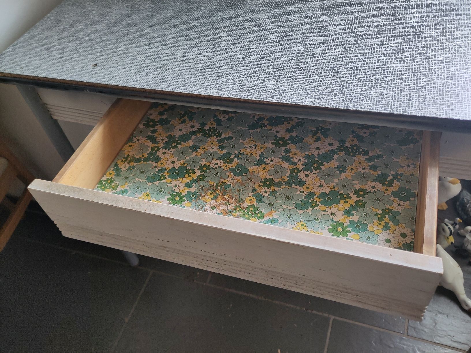 Tische: Retro Tisch mit Schublade, grau gemustert – Gebraucht aus Derendingen von Biberister 1
