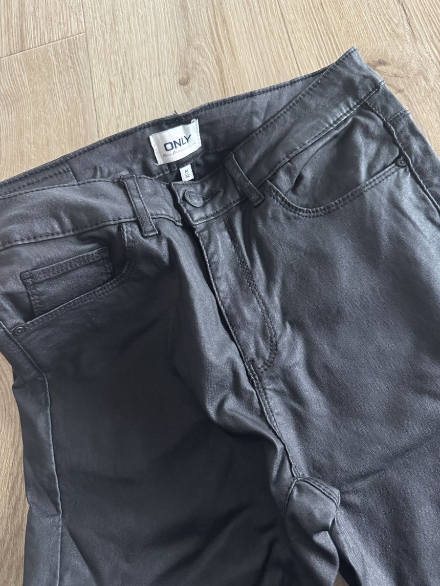 Only Pantaloni: ONLY M Lederoptik-Hose – Usato da Kloten venduto da now20160