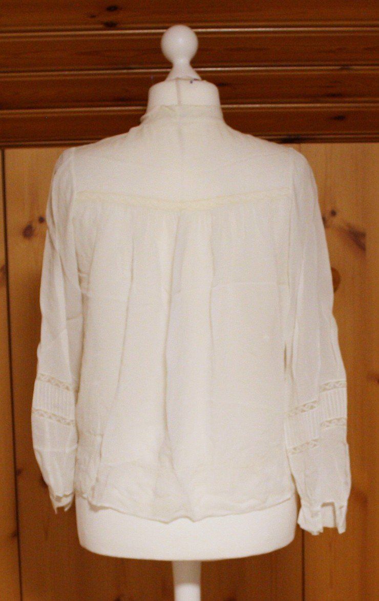 Camicette: Bluse mit Spitze und Masche weiss Gr. M – Usato da Flüelen venduto da Diversicum-Vintage 4