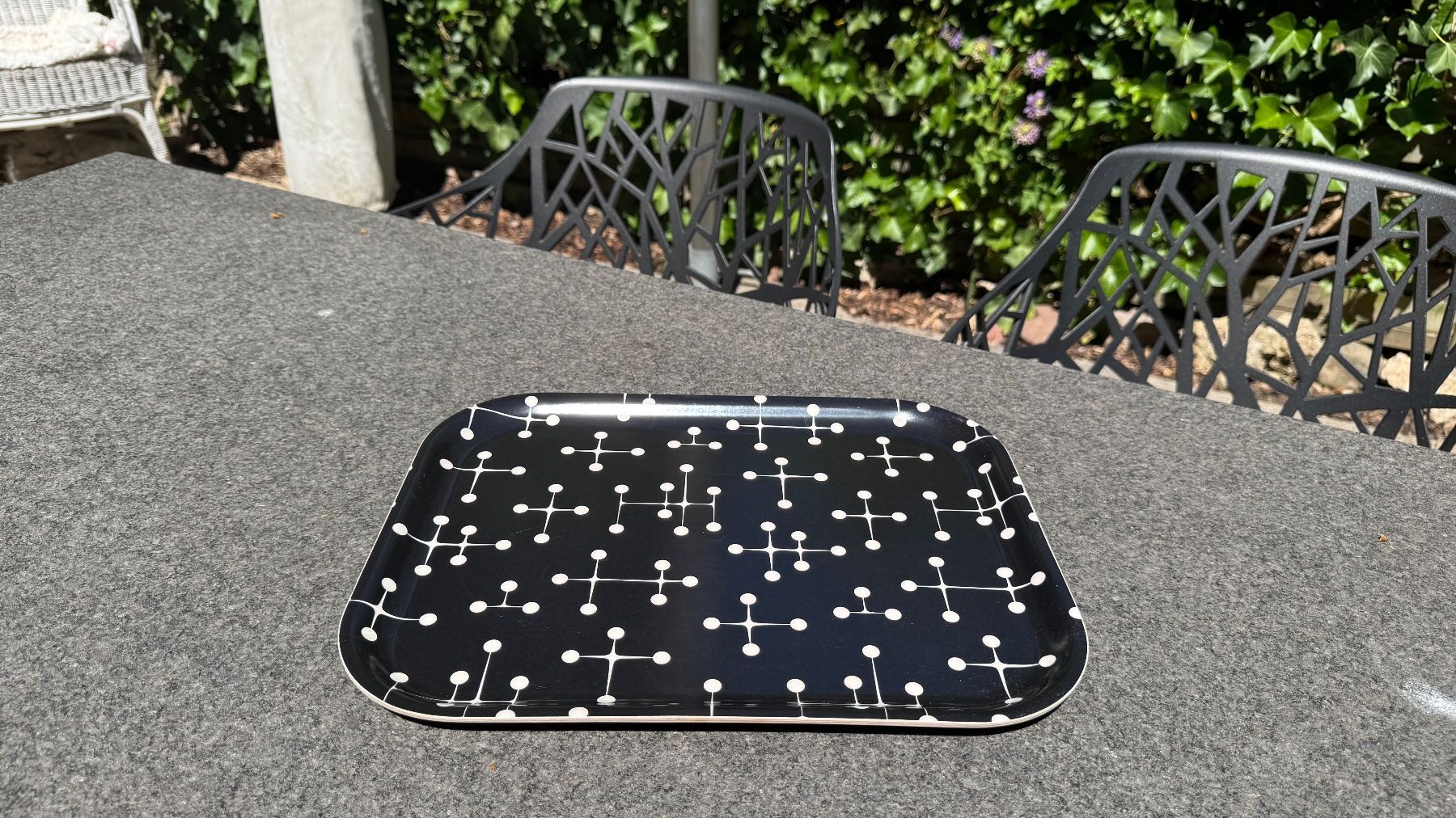 Piatti di portata: Vitra Classic Tray Dot Pattern Tablett in Schwarz NP 98 – Usato da Riehen venduto da To120 1