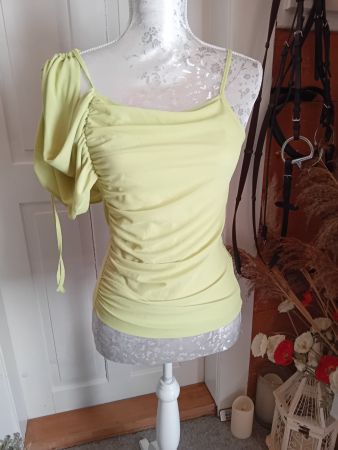 Trendy Sommertop: Hellgrün, One-Shoulder, Gr. M