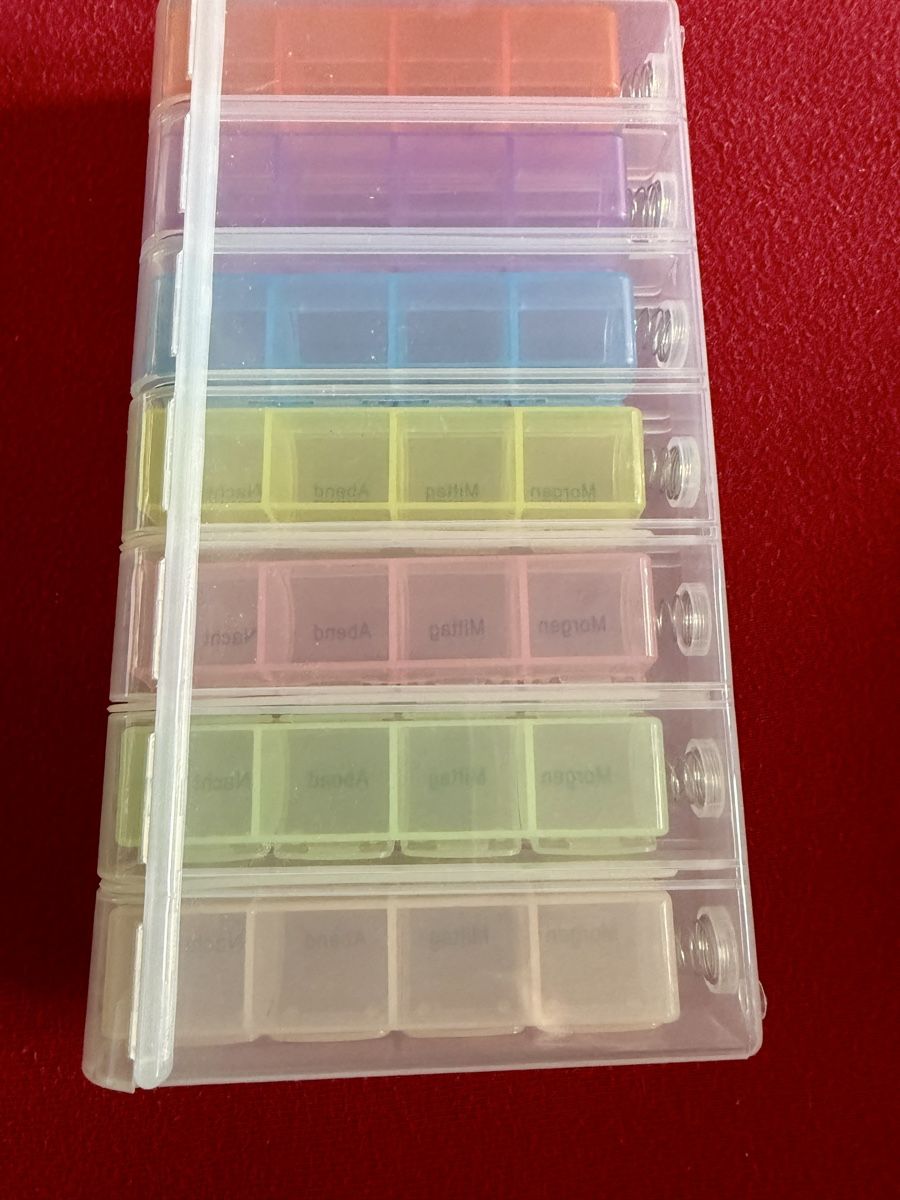 Contenitori & Simili: Tablettenbox 7 Tage bunt mit 4 Fächern pro Tag neu – Nuovo (secondo la descrizione) da Basel venduto da Cora3 3