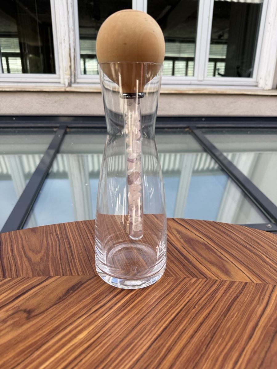 Caraffe: Glaskaraffe mit Halbedelsteinstab und Zirbenholzkugel – Usato da Schinznach Bad venduto da Chnuschterli73