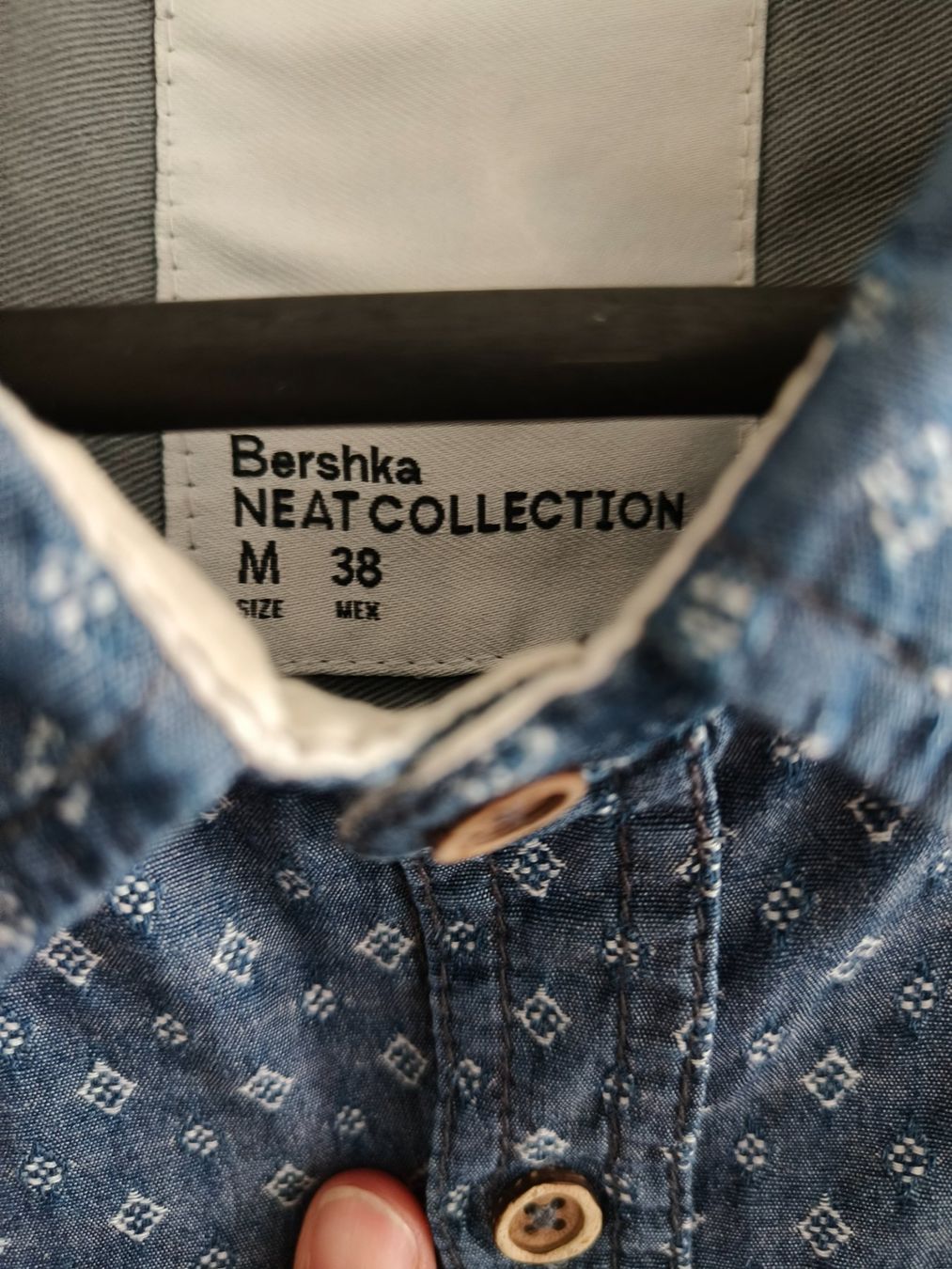 Bershka Camicie: Blaues Hemd mit hübsch gewobenem Muster, grösse M – Usato da Zürich venduto da anderey 2