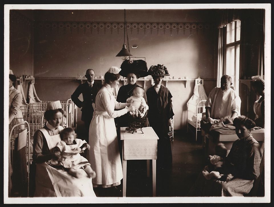 Fotografie &  Plakate: Fotografie Krankenschwester bei Wiegen e – Gebraucht aus Berlin von bartko-reher