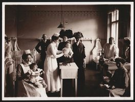 Fotografie Krankenschwester bei Wiegen e