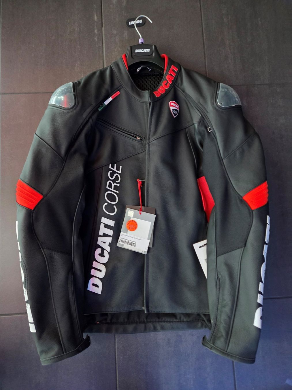 Ducati Giacche: Lederjacke Ducati Corse C6 – Nuovo (secondo la descrizione) da Frauenfeld venduto da Moto77_AG 1