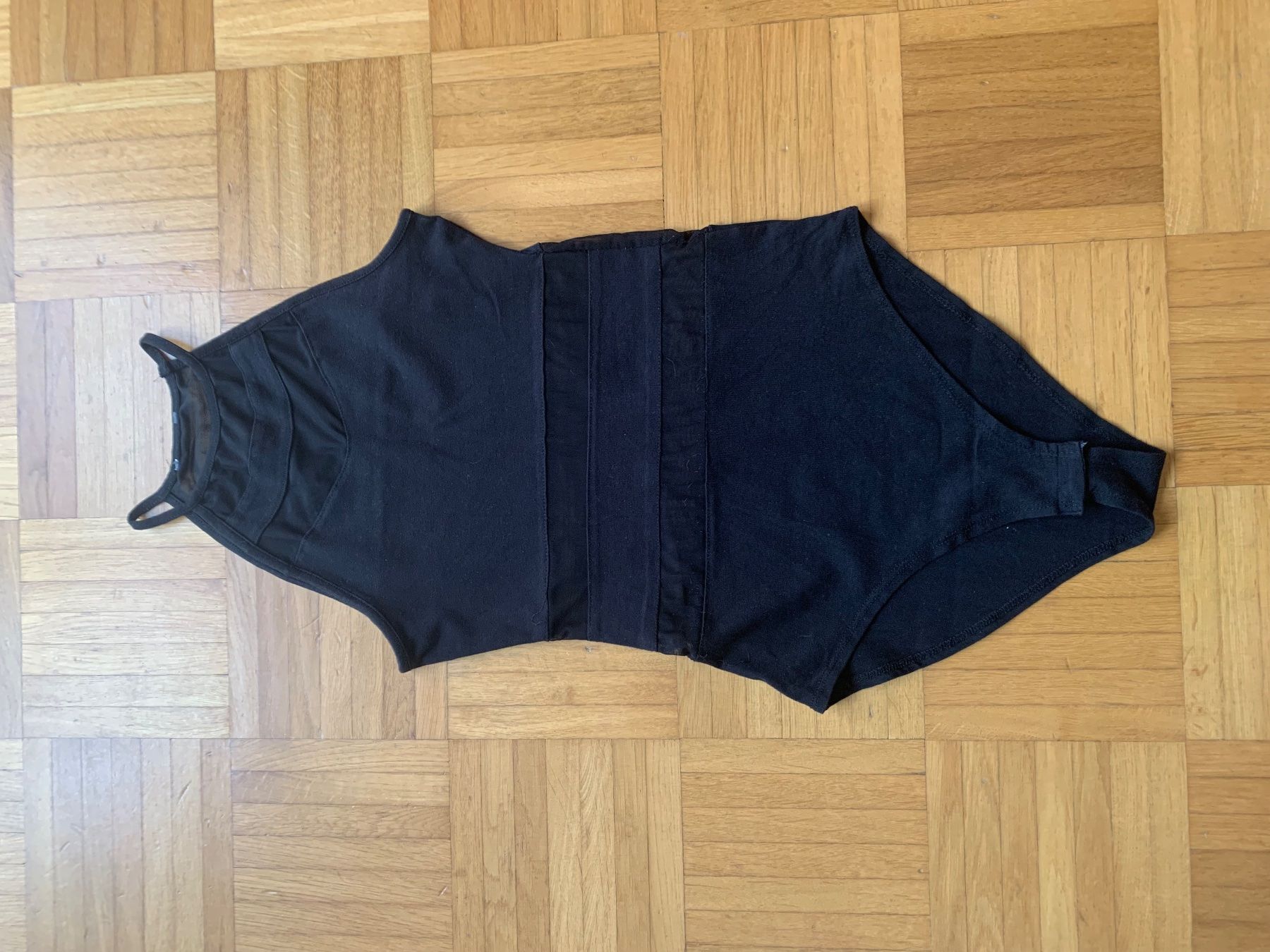 Top: Schwarzer Body mit Netz-Einsätzen Gr. XS/S – Usato da Luzern venduto da Simona15 2