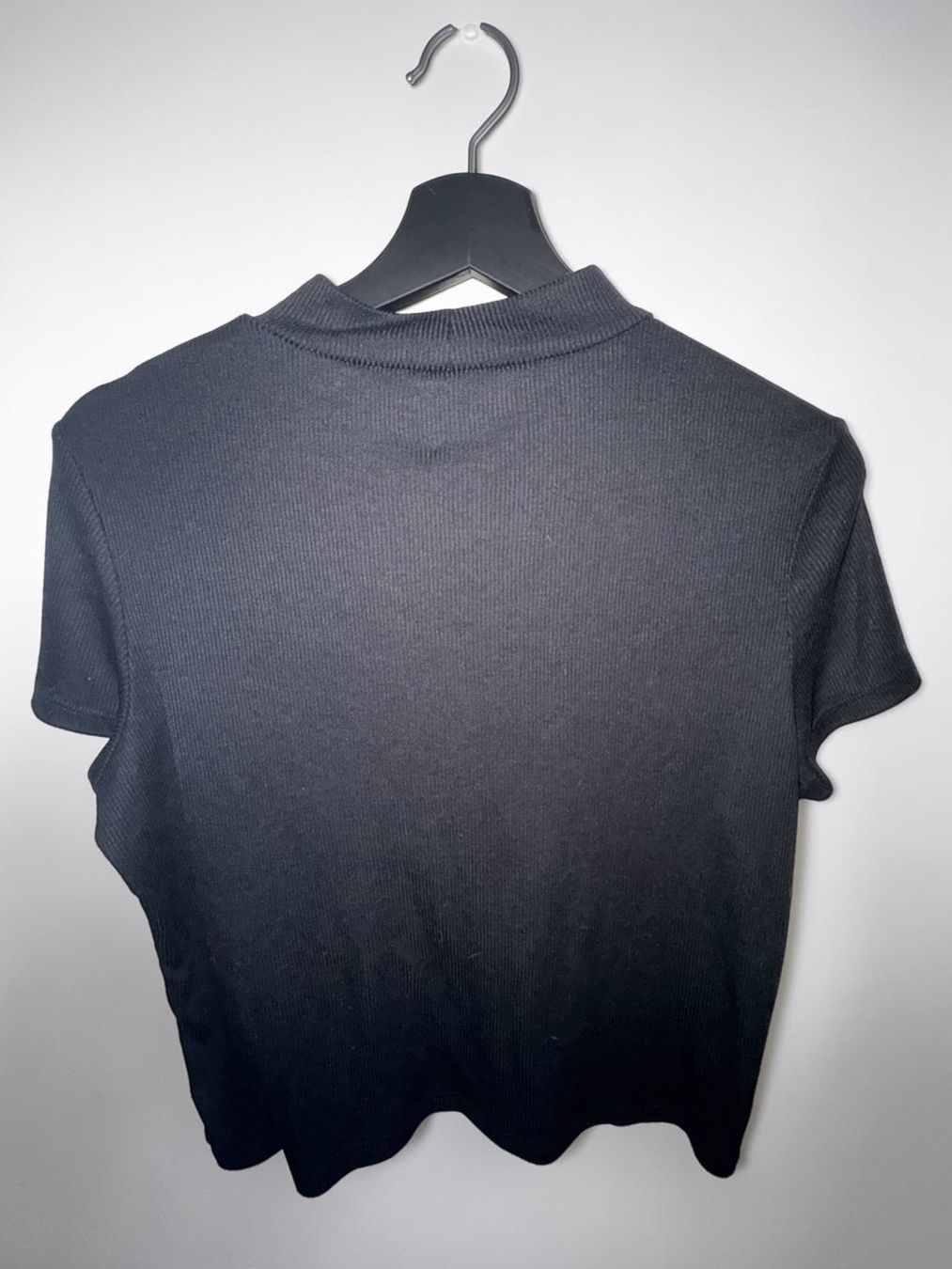 Monki T-shirt: Monki geripptes Crop Top schwarz Gr. L – Usato da Bern venduto da MissionAusmisten 1