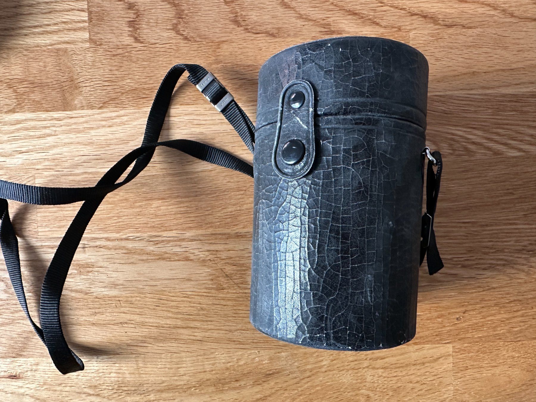 Nikon Fotocamera: Nikon CL-15S Hard Lens Case – Usato da Lausanne venduto da brixton
