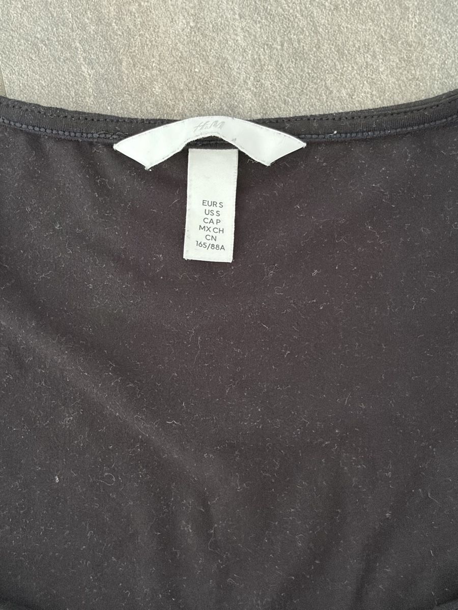 H&M T-shirts: 2 H&M Oberteile, Grösse S – D'occasion à Wängi par rose259 3