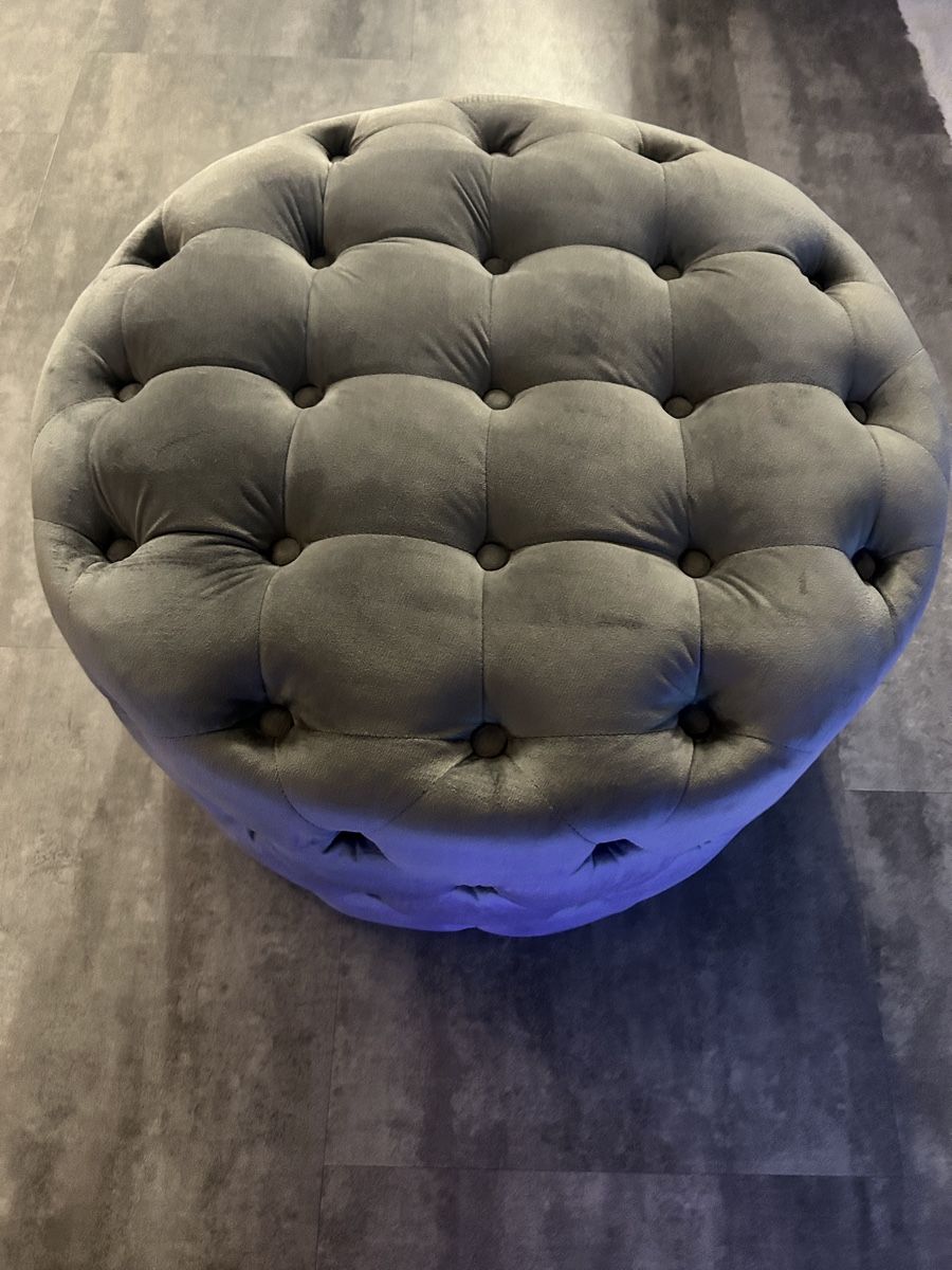 Hocker: Eleganter Samt-Pouf / Sitzhocker – 60x60 cm – Gebraucht aus Thun von Chachacha95 1