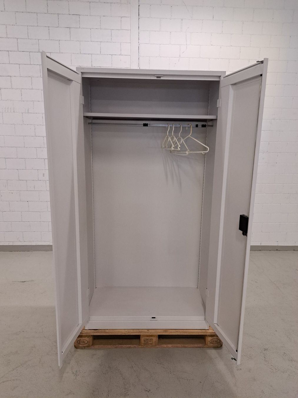Lista Schränke: Kleiderschrank Lista Farbe grau – Gebraucht aus Embrach von lichttechnik 1
