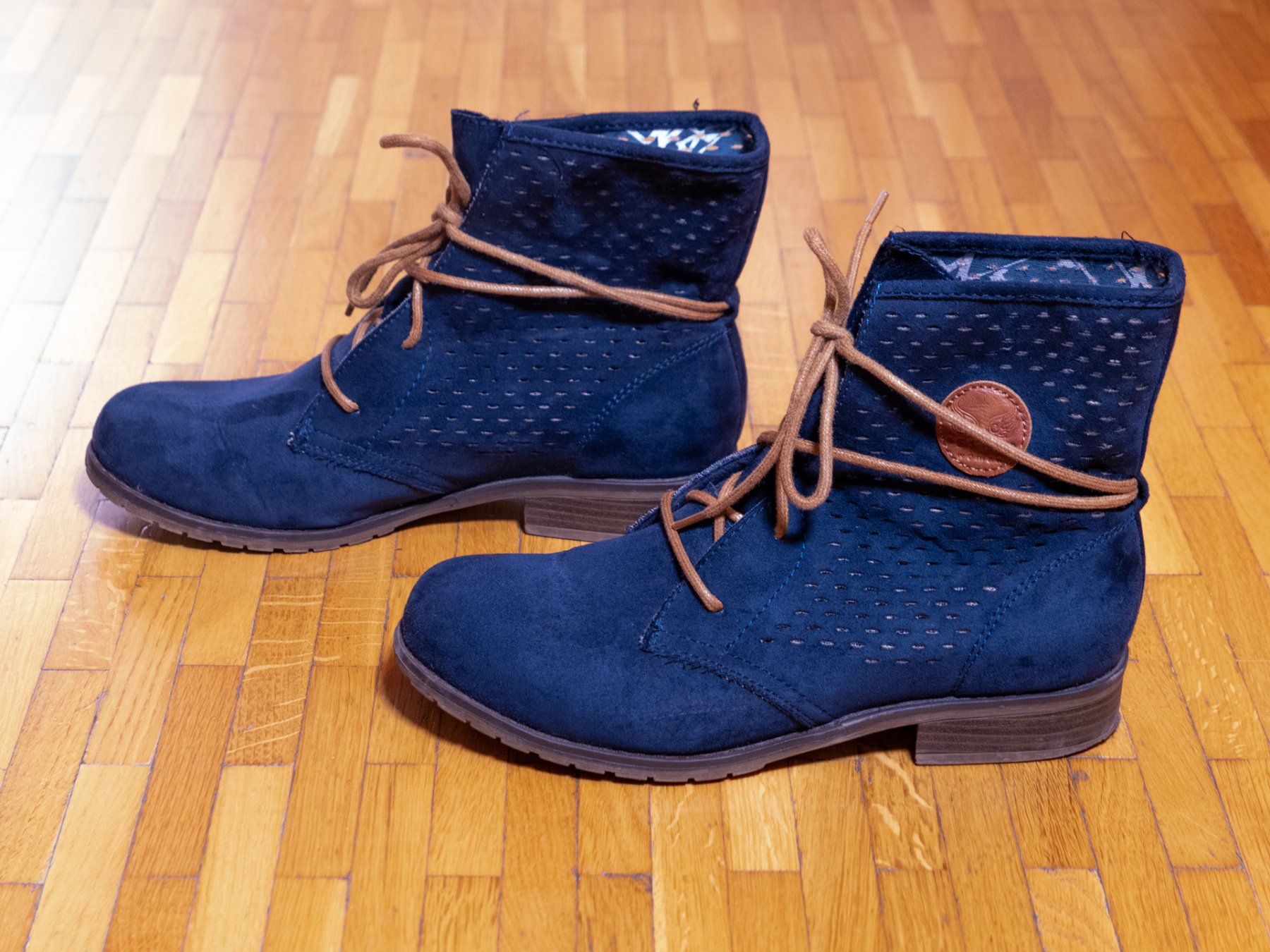 Scarpe da donna: Bottines en daim de la marque Pesar – Usato da Genève venduto da MikhailG 1