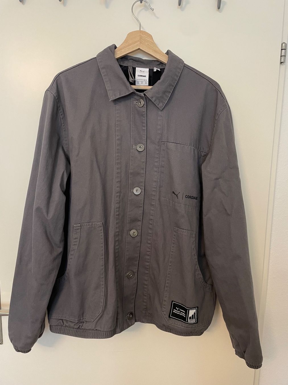 Puma Jacken: Button Jacket Puma x Cordae Hi-Level, Gr. M – Neu (gemäss Beschreibung) aus Baden von