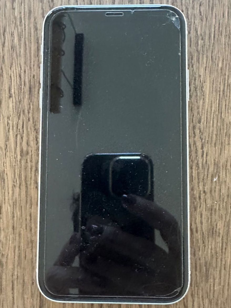 Apple Portables: iPhone 11 – Défectueux à Pfäffikon ZH par AnjaAlbertin