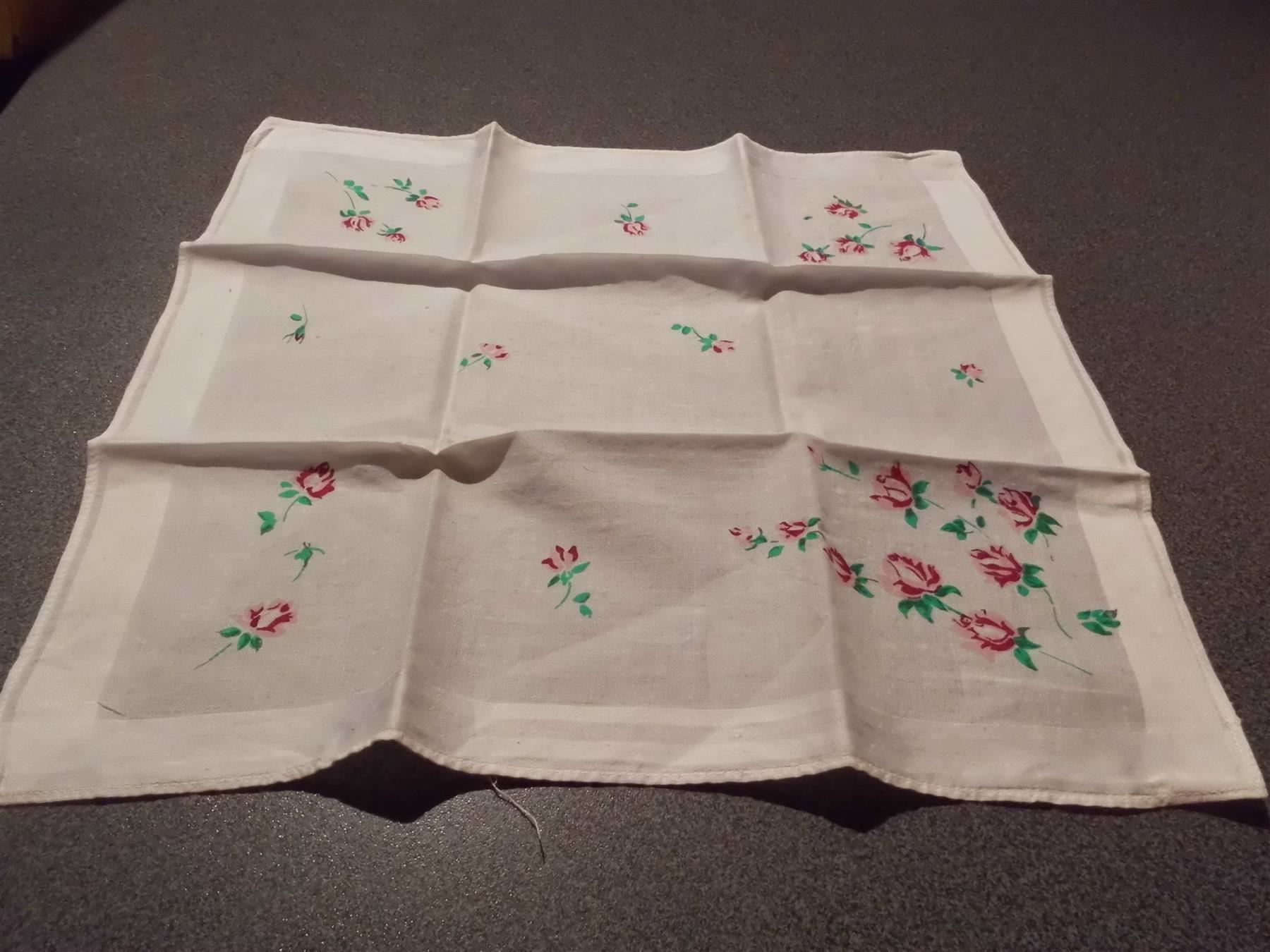 Autres vêtements & accessoires: Taschentuch weiss/rote Rosen/klein – D'occasion à Zürich par abraxas1291