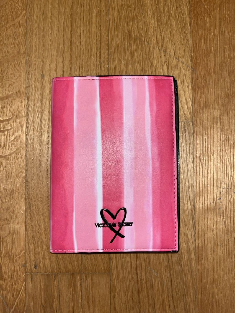 Sonstige Kleidung & Accessoires: Victoria's Secret Reisepasshülle – Neu (gemäss Beschreibung) aus Dietikon von na_129