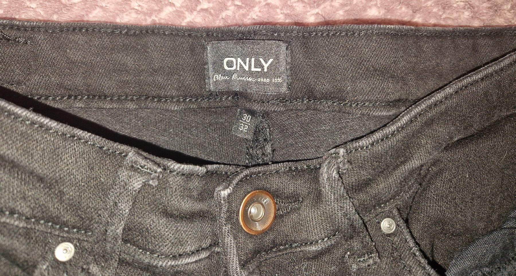 Only Jeans: ONLY Schwarze Damenjeans Gr. 30/32 – Usato da Utzenstorf venduto da Ernie_und_Bert 1