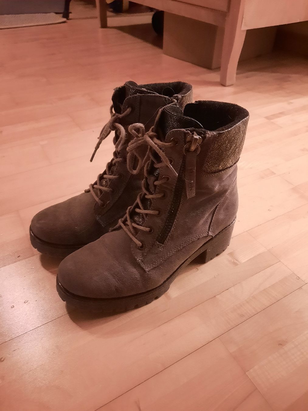 Chaussures femmes: Grau silberne gefütterte Stiefeletten – D'occasion à Rüti ZH par 11120