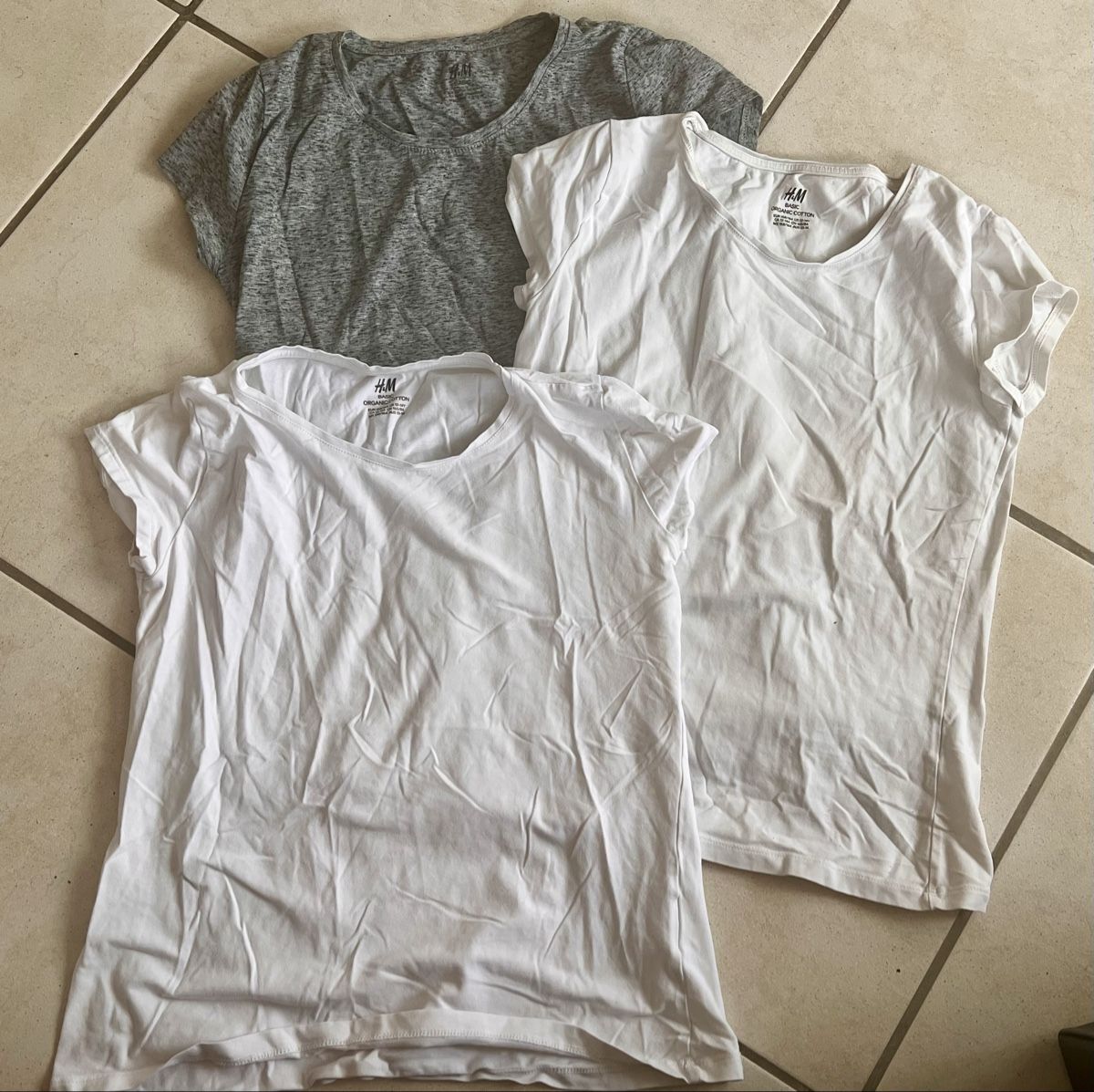 H&M Blouses, T-shirts & Tops: Lots de t-shirts 12/14 ans – D'occasion à Neuchatel par Melelienzlau