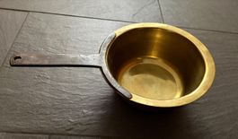Eine Pfanne aus Messing mit Eisenstiel - Holzofenpfanne