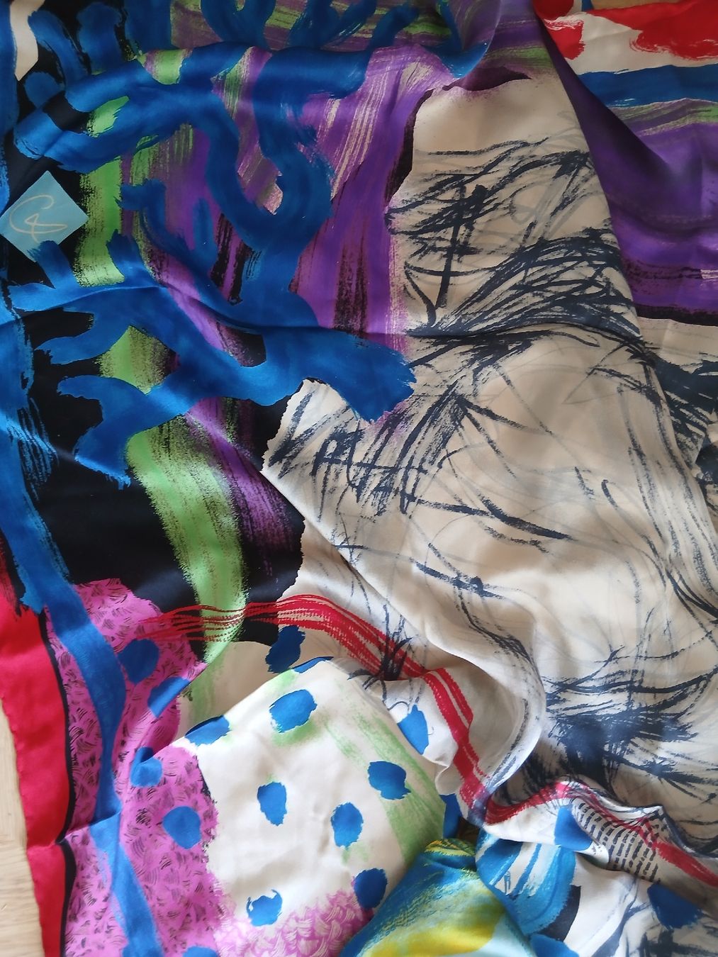 Christian Lacroix Foulard & Sciarpe: Christian Lacroix Silk Square Scarf Large – Nuovo (secondo la descrizione) da Wil SG venduto da tre_g2l7 8