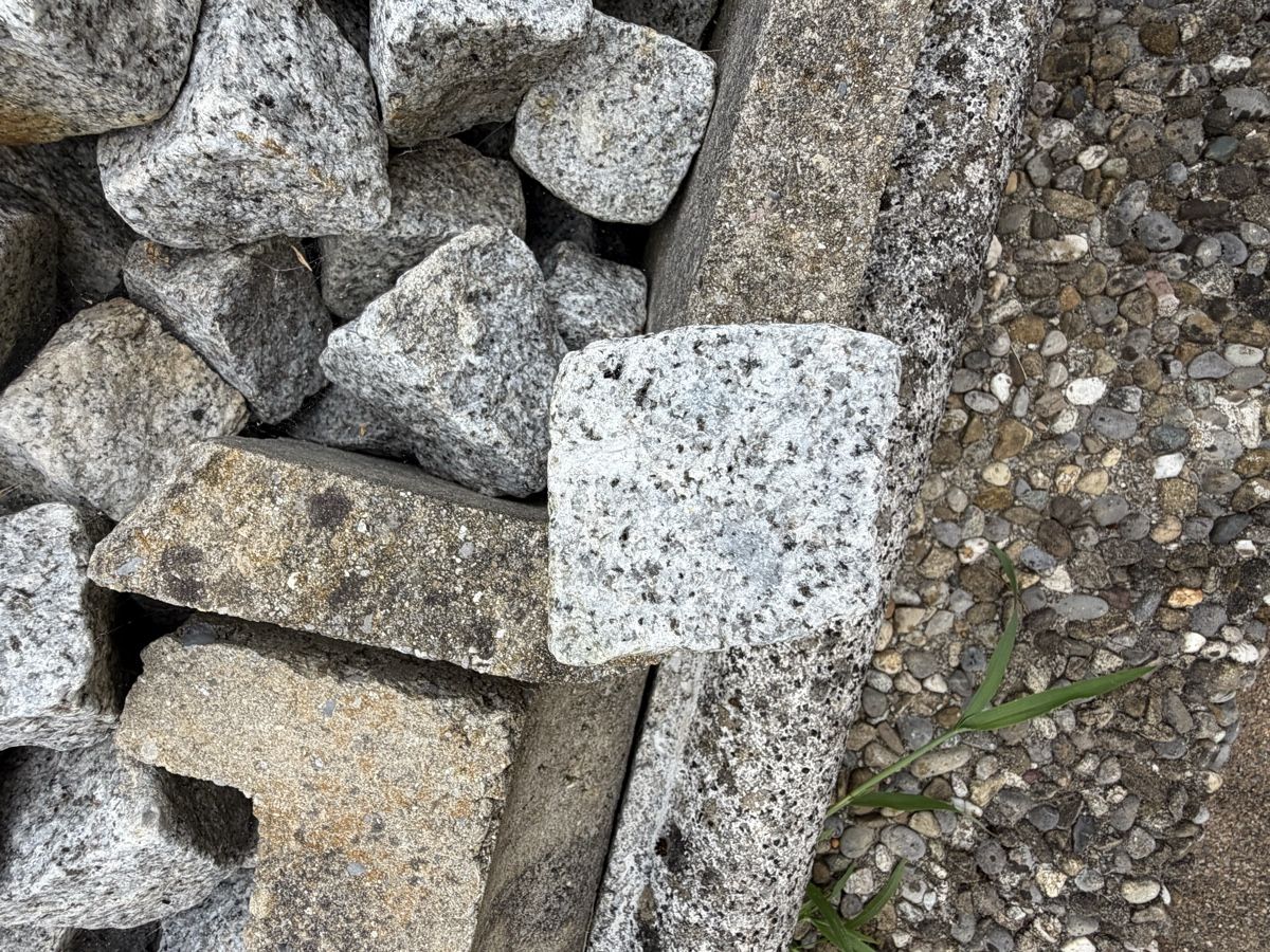 Steine & Dachziegeln: Granitsteine – Neu (gemäss Beschreibung) aus Bellach von Chnudi38