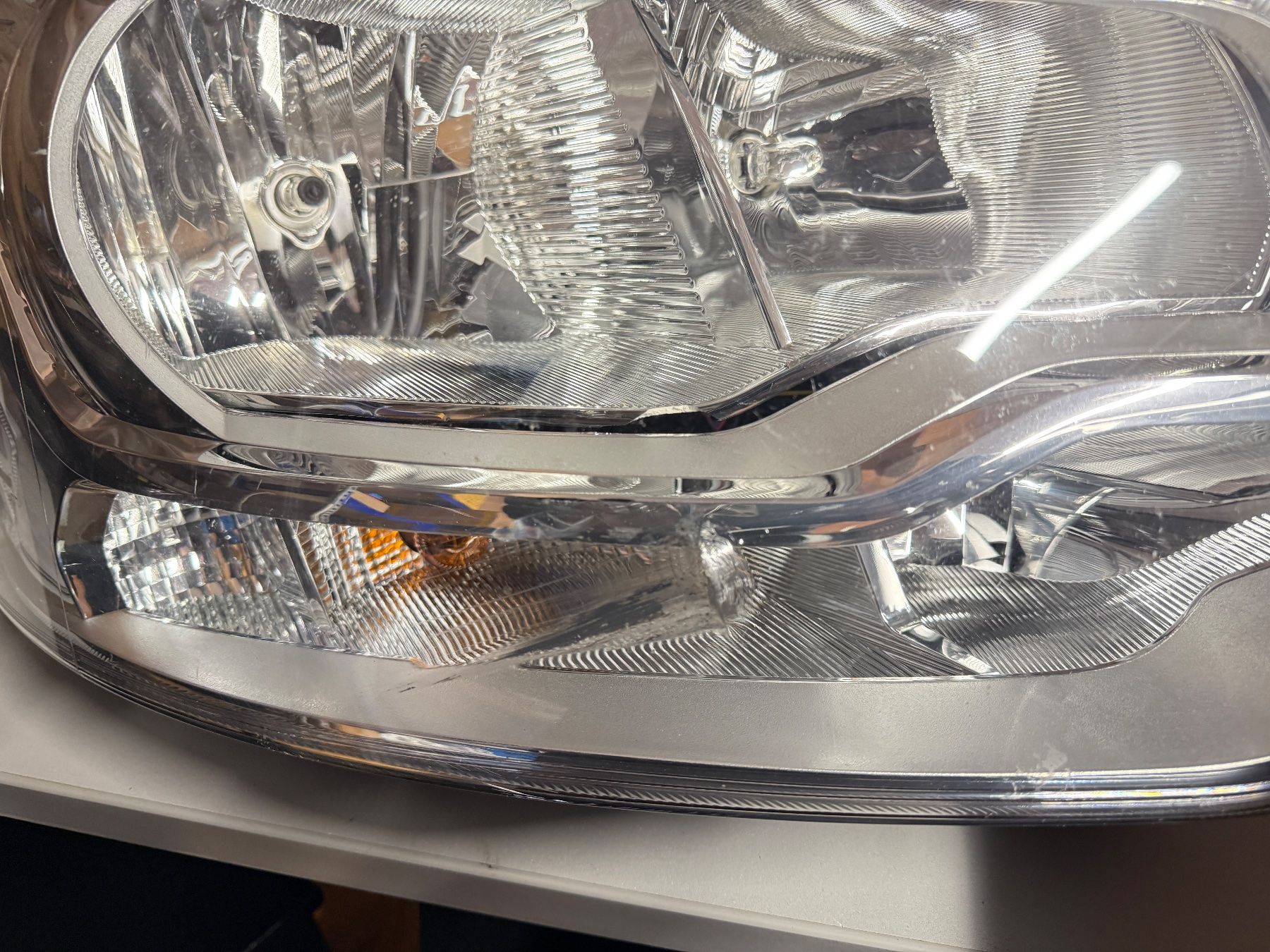 Ford Fari: Ford Transit Scheinwerfer – Usato da Einsiedeln venduto da V8840 2
