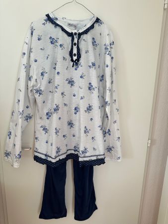Pyjama femme à fleurs blanc bleu neuf jamais porté