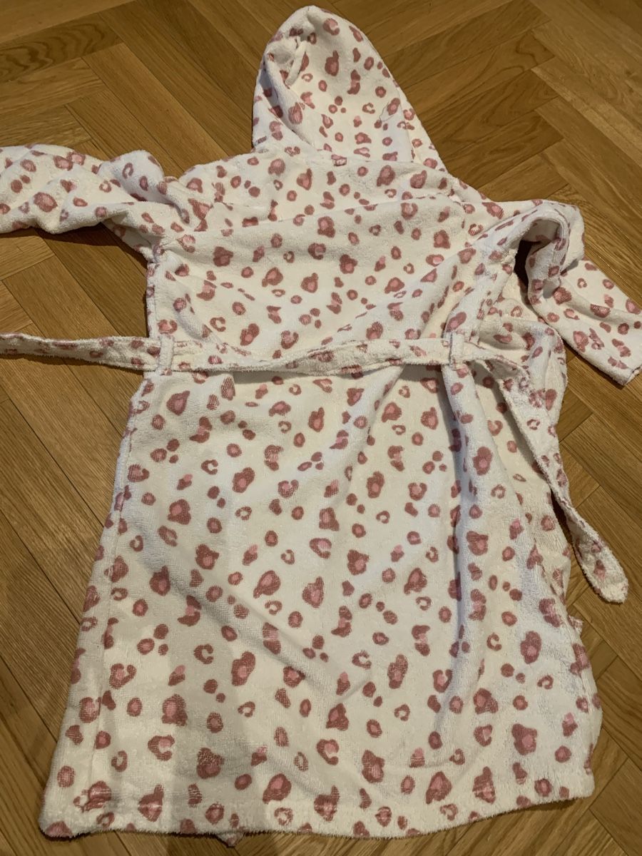 Schiesser Bademäntel: Schiesser Bademantel, Gr. 140, rosa Leoprint! – Gebraucht aus Zürich von baby0022 1