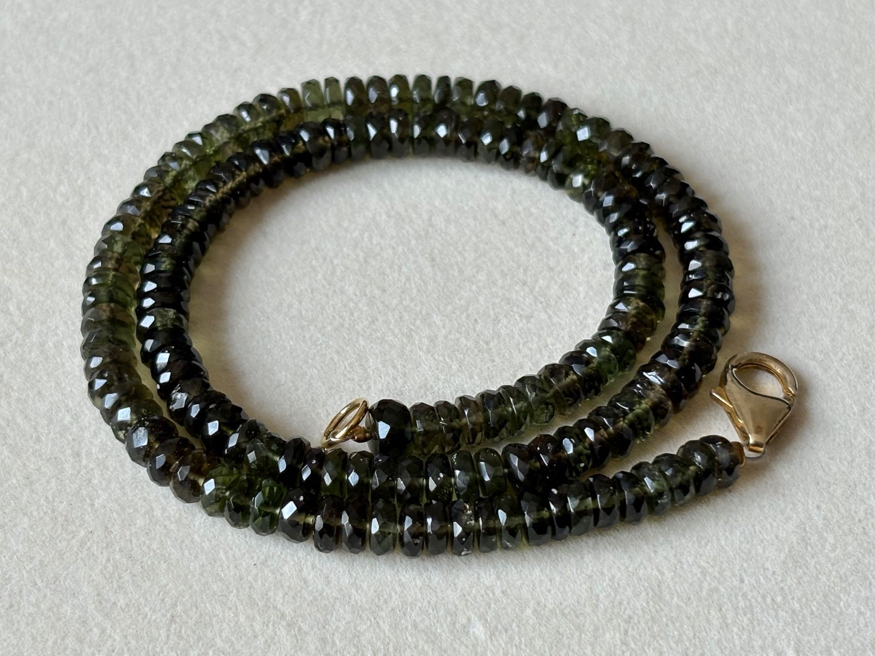 Colliers: Echte Moldavit Halskette, TOP, 45 cm, facettiert – Neuf avec emballage d'origine à Brugg AG par lau_9rvy