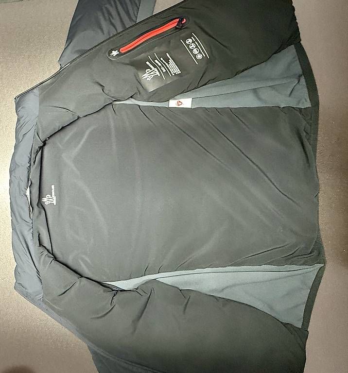 Giacche: Moncler Jacke, Grösse M, dunkelblau – Usato da Biberist venduto da Ce_Jo 2