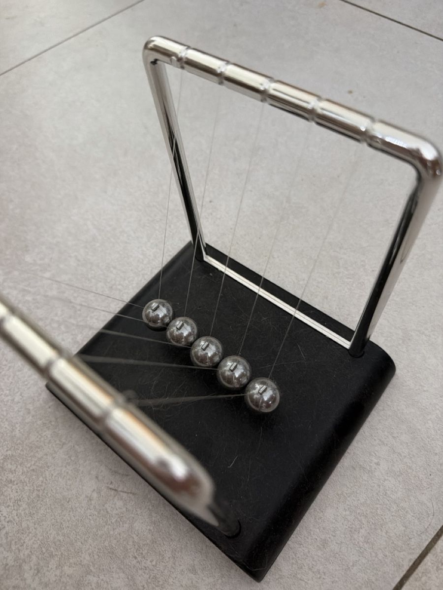 Giocattoli: Newton's Cradle small black base metal frame 5 balls – Usato da Martigny venduto da Jacoosh1234
