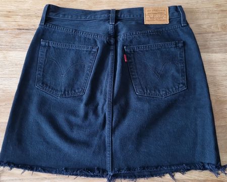 Schwarzer Jeansrock von Levi's - Perfekt für den Sommer! W28