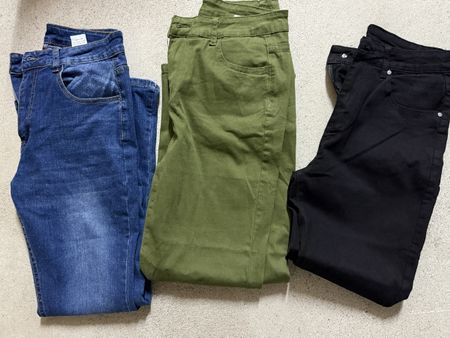 3 Hosen im Set: Jeans, Khaki Hose und schwarze Hose
