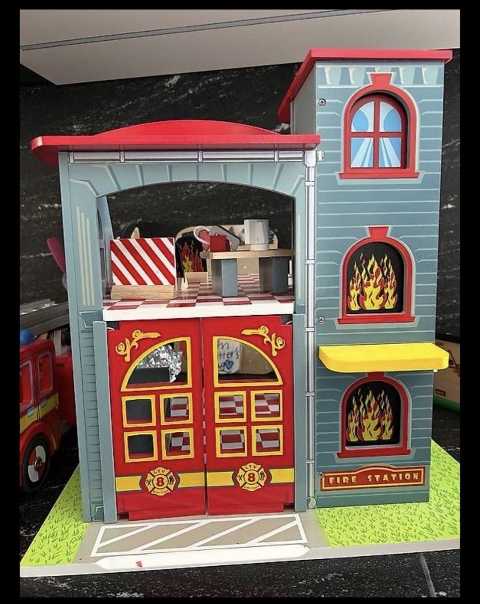 Spielhäuser: Feuerwehrstation mit Feuerwehrauto  – Gebraucht aus Saland von Francyherrera