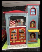 Feuerwehrstation mit Feuerwehrauto 