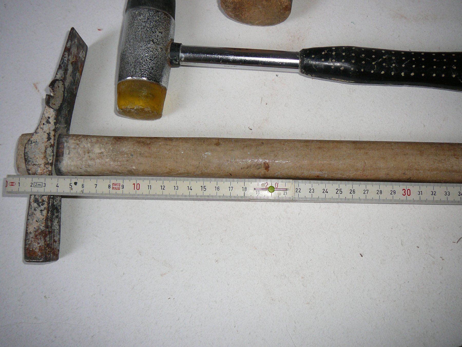Tutti gli attrezzi: Hammer-Set: Gummihammer, Holzhammer & Gipser Spitzhammer – Usato da Horgen venduto da Luftschutz 2